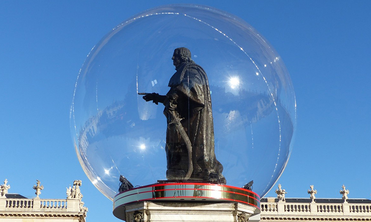 statue dans une bulle, bulle insolite