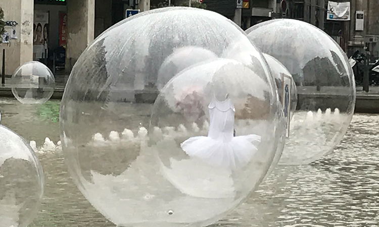 décor bulle transparente sur l'eau