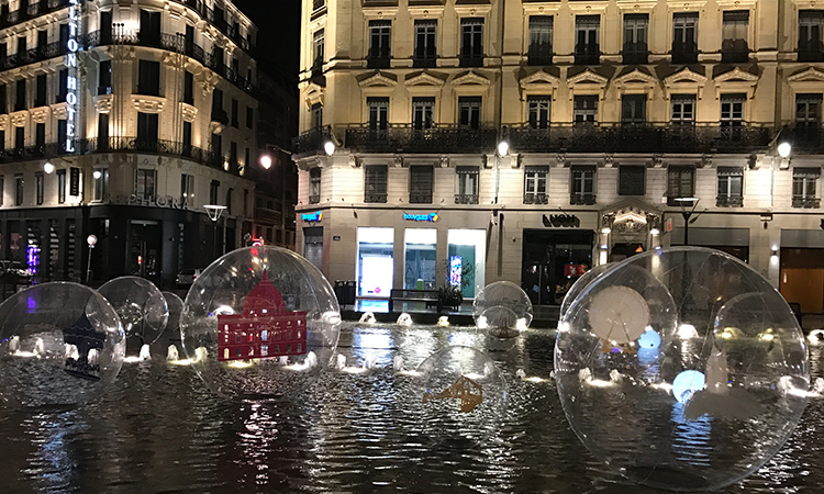 décor bulle transparente avec objets sur l'eau