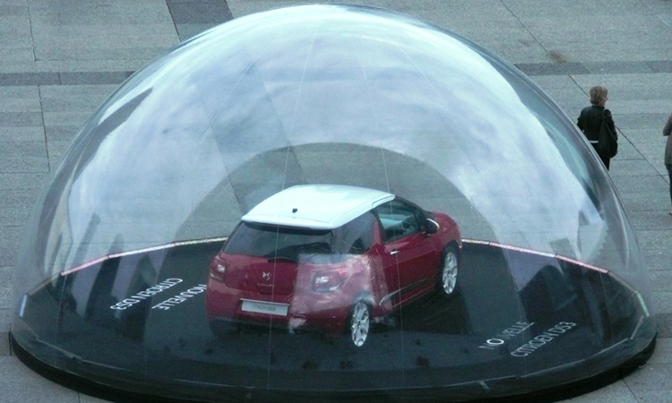 voiture dans une bulle transparente