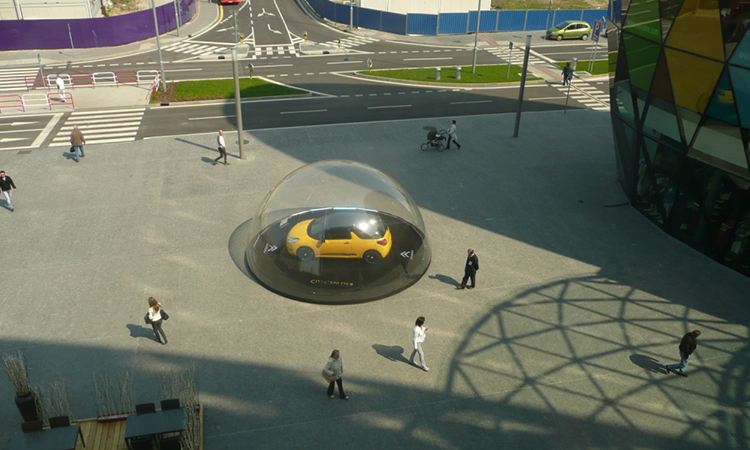 voiture dans une bulle transparente
