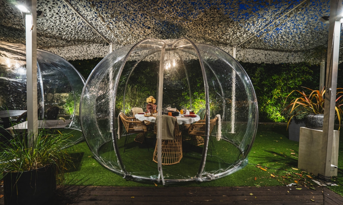 Terrasse de restaurant en bulle pour l'hiver