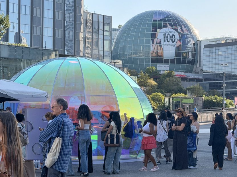 Bulle dôme street-marking, l'oréal esplanade de la Defense